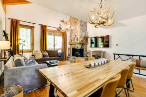 ein Wohnzimmer mit einem Holztisch und einem Sofa in der Unterkunft Elegant Vail Home - Walk to Booth Falls Trail in Vail