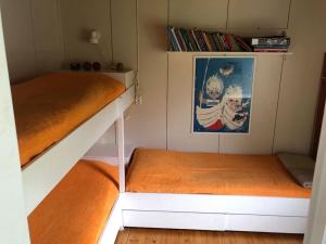 2 letti a castello in una piccola camera con una foto di Cottage with own beach, seaterrace & pavillion. a Mariehamn
