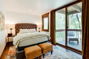 una camera con un grande letto e un balcone di Elegant Vail Home - Walk to Booth Falls Trail a Vail