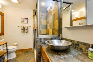 Koupelna v ubytování Elegant Vail Home - Walk to Booth Falls Trail + 31 fotografií