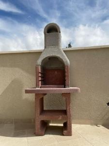 a brick oven sitting on the side of a building at Highland Forest Zimmers in El-Rom