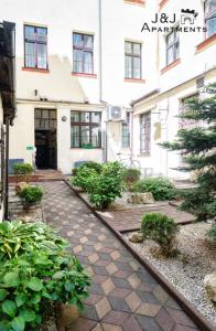 a stone walkway in front of a building at J&J Apartments, Szeroka 25 Apartament 7 in Toruń