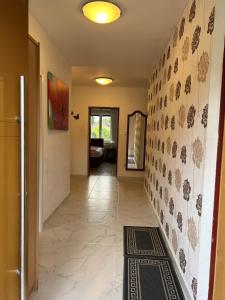 um corredor de uma casa com piso em azulejo em Ferienzimmer zwischen Wien und Tulln em Tulln