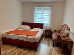 Säng eller sängar i ett rum på Ferienzimmer zwischen Wien und Tulln