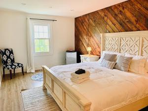 um quarto com uma cama grande e uma parede de madeira em The Drift em Charleston