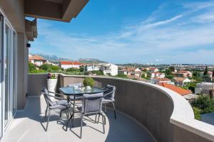 a patio with a table and chairs on a balcony at Apartman Anastazije Deluxe in Solin