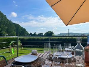 una mesa con copas de vino encima en Mamie House coeur Périgord en Siorac-en-Périgord