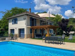 uma villa com uma piscina e uma casa em Mamie House coeur Périgord em Siorac-en-Périgord