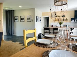une salle à manger avec une table et une cuisine dans l'établissement Mamie House coeur Périgord, à Siorac-en-Périgord