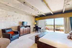 Habitación de hotel con cama, mesa y sillas en Skyline View Studio, en Tucson