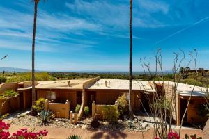 una casa en el desierto con palmeras en Skyline View Studio, en Tucson