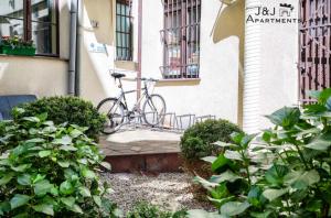 una bicicleta estacionada en el porche de un edificio en J&J Apartments, Łazienna 30 Apartament 8/2, en Toruń