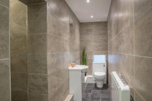 a bathroom with a toilet and a sink in it at #20 Grimston St 2 bedroom apartment near Hull New Theatre in Hull +47 photos