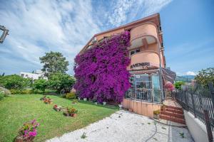 budynek z fioletowymi kwiatami na boku w obiekcie Apartment Marcic w Barze