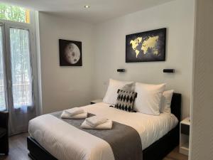 Postel nebo postele na pokoji v ubytování Logis Hôtel Belle Etoile Vichy