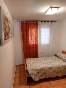 - une chambre avec 2 lits et une fenêtre dans l'établissement El Nido de Candeleda, à Candeleda