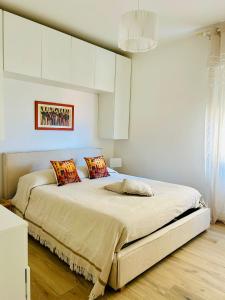 Schlafzimmer mit einem großen Bett und weißen Schränken in der Unterkunft La Coccona in Porto Venere