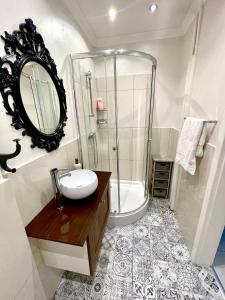 y baño con ducha, lavabo y espejo. en Apartment Chambre Nowolipki, en Varsovia