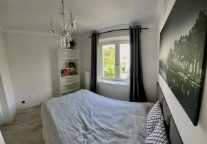 1 dormitorio con cama y ventana en Apartment Chambre Nowolipki, en Varsovia