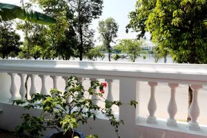 een balkon met een witte leuning en een plant bij Hồng Dương Villa Homestay - phòng đôi view sông Hương trung tâm thành phố #102 in Hue