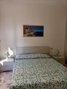 een slaapkamer met een bed en een foto aan de muur bij Nice days in Pescara