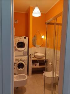 een badkamer met een wasmachine en een wastafel bij Nice days in Pescara