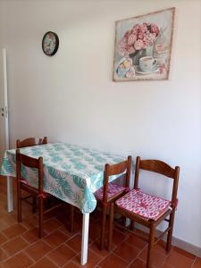 een tafel met twee stoelen en een tafel met een tafelkleed bij Nice days in Pescara