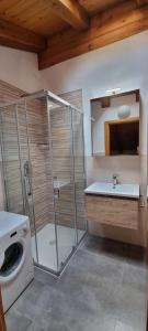 カンピテッロ・ディ・ファッサにあるCol Rodellaのバスルーム(シャワー、シンク、洗濯機付)
