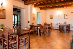 een eetkamer met houten tafels en stoelen bij Casale Rancaglia in Gubbio