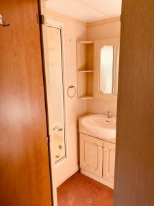a bathroom with a sink and a mirror at Domek "Igły i Szyszki" 