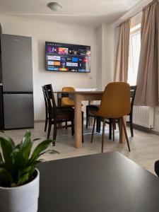 een keuken en eetkamer met een tafel en stoelen bij Grom Ribno Apartments in Bled