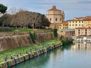 un grupo de personas montando bicicletas por un río en Lotte's Guesthouse, en Livorno