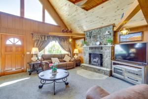 sala de estar con chimenea y TV en Sunny Cedaredge Home with Mtn Views - Hike and Fish!, en Cedaredge