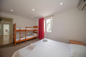 sypialnia z 2 łóżkami piętrowymi i oknem w obiekcie Apartment Marcic w Barze