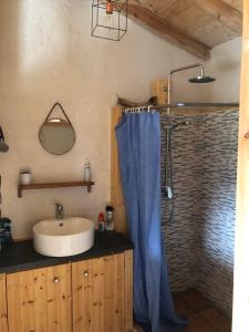 a bathroom with a sink and a shower at Lucia del Mar in Vouníon