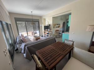 Posedenie v ubytovaní Comfy Kourouta Apartment & Suite