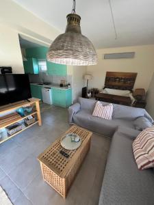 - un salon avec un canapé et une table dans l'établissement Comfy Kourouta Apartment & Suite, à Kourouta