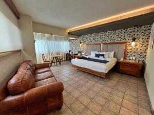 une chambre d'hôtel avec un lit et un canapé dans l'établissement Comfort Inn Córdoba, à Córdoba