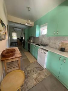 Kuchyňa alebo kuchynka v ubytovaní Comfy Kourouta Apartment & Suite