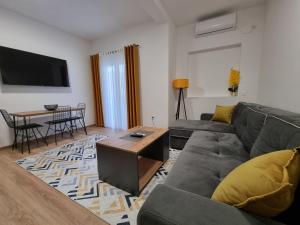 een woonkamer met een bank en een tafel bij Dom B Apartments in Budva