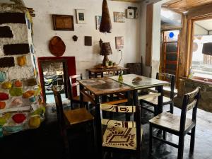 een kamer met een tafel en stoelen in een kamer bij Refugio Terra Esperanza in Ibarra