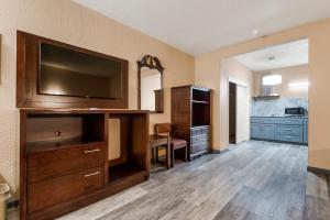 a large living room with a large flat screen tv at Country Inn Sonora in Sonora