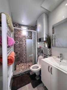 bagno con servizi igienici e lavandino di Logesty Home proche Paris et Metro a Pantin