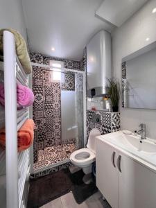 a bathroom with a toilet and a sink at Logesty Home proche Paris et Metro in Pantin