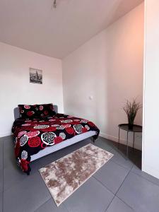 1 dormitorio con cama y mesa con alfombra en Logesty Home proche Paris et Metro, en Pantin