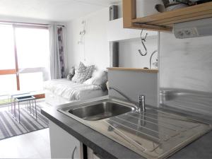Fotografia z galérie ubytovania Studio rénové avec balcon, skis aux pieds, WiFi gratuit, accès piscine chauffée - FR-1-267-189 v destinácii Le Corbier