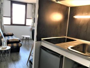 Studio Le Corbier, 1 pièce, 2 personnes - FR-1-267-201廚房或簡易廚房