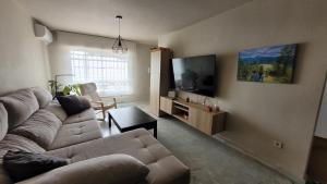 ein Wohnzimmer mit einem Sofa und einem Flachbild-TV in der Unterkunft Mirador de aguadulce in Aguadulce