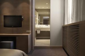 una camera d'albergo con TV e bagno di Gravenhof a Beersel