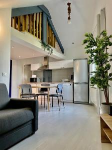 Η κουζίνα ή μικρή κουζίνα στο Loft renové avec Mezzanine - Vue sur le Loing - Commerces à pied